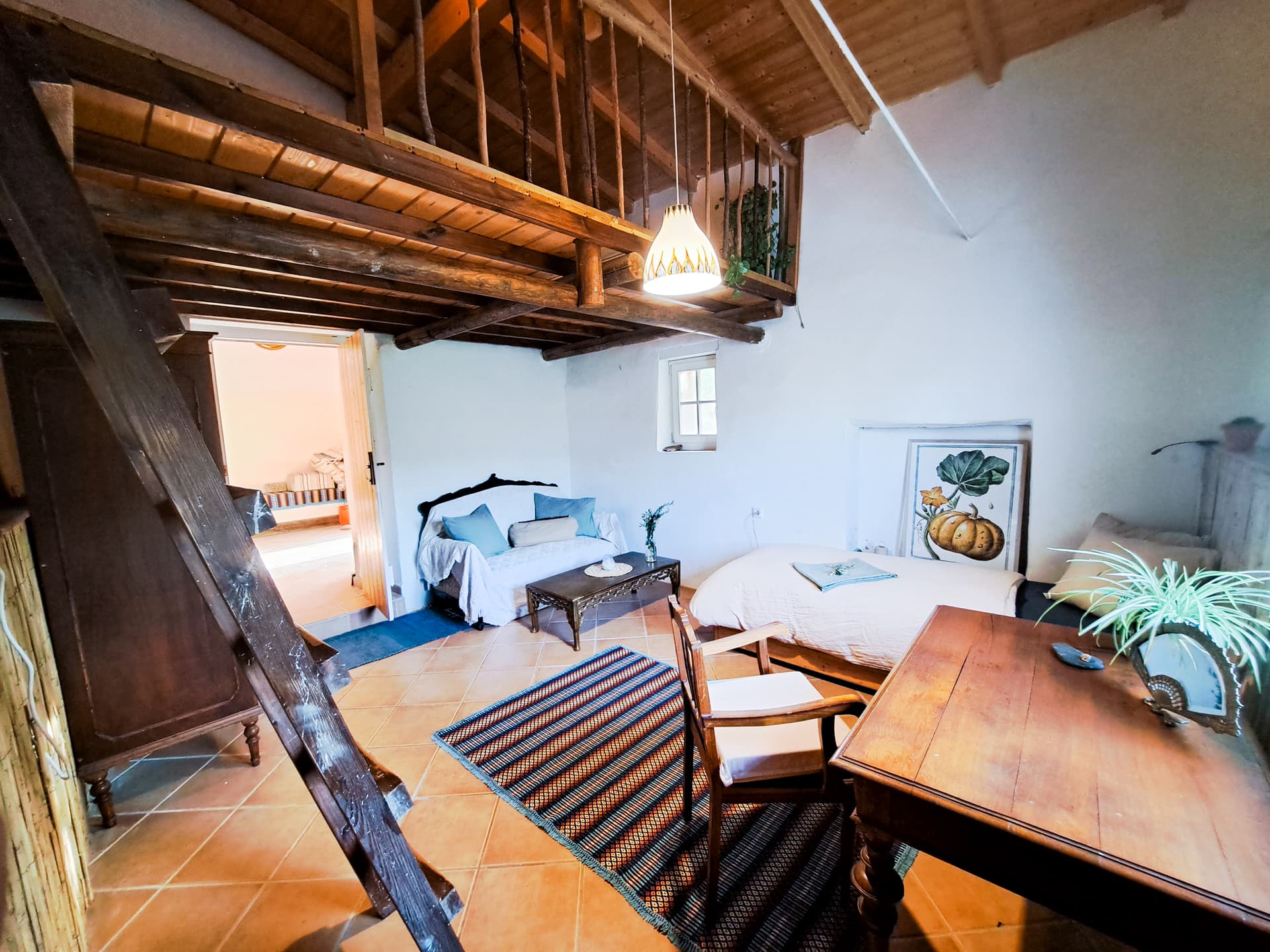 Flores Bright Loft Room